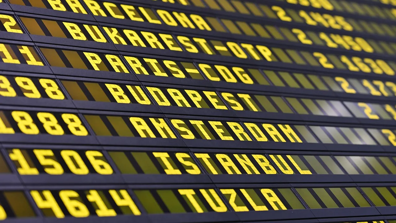 Tableau d'affichage d'aéroport indiquant Barcelone, Paris, Budapest et Istanbul